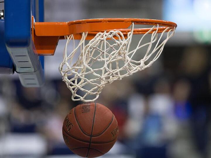 Ein Basketball geht in den Korb. Foto: Lukas Schulze/dpa/Symbolbild