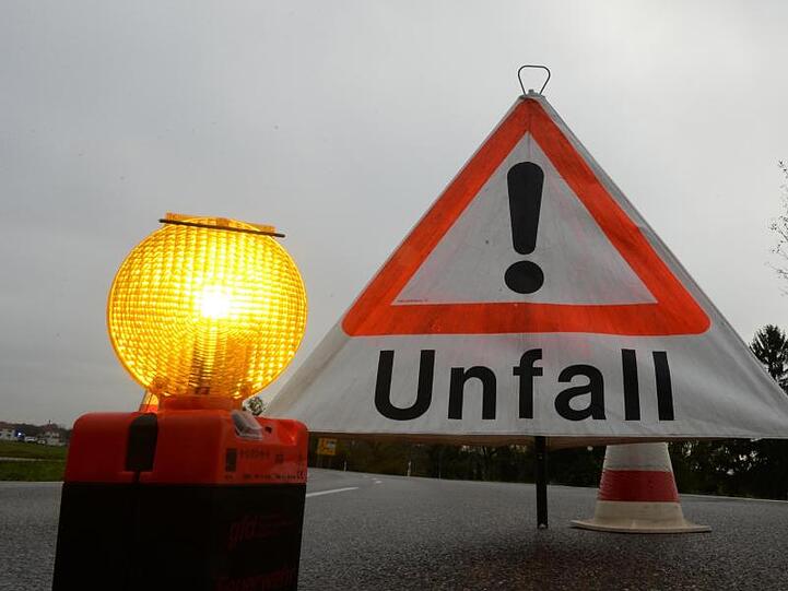 Ein Warndreieck mit der Aufschrift "Unfall". Foto: Patrick Seeger/dpa/Archivbild