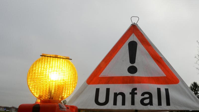 Ein Warndreieck mit der Aufschrift "Unfall". Foto: Patrick Seeger/dpa/Archivbild Ein Warndreieck mit der Aufschrift "Unfall". Foto: Patrick Seeger/dpa/Archivbild