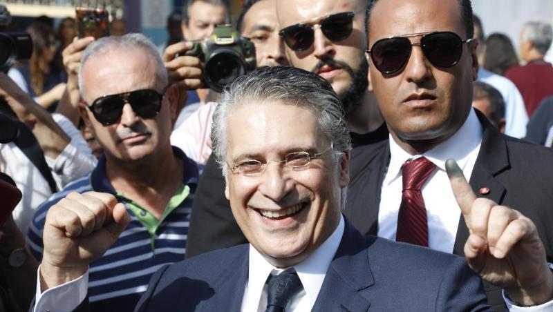 Medienmogul Nabil Karoui posiert für die Kameras, nachdem er in Tunis seine Stimme abgegeben hat. Medienmogul Nabil Karoui posiert für die Kameras, nachdem er in Tunis seine Stimme abgegeben hat.