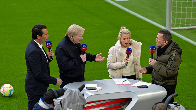 Rege Diskussion von Oliver Kahn  (2.v.l.) und Lothar Mattäus (r.) vor dem Spitzenspiel zwischen Bayern und Dortmund.