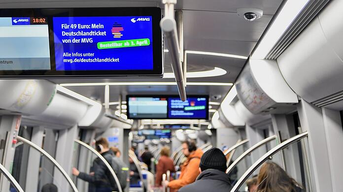 Werbung fürs Deutschlandticket in der Münchner U-Bahn.