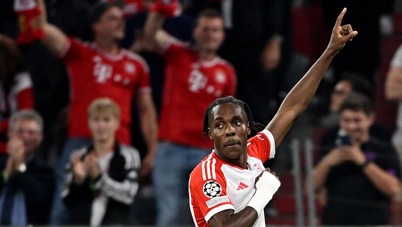 Bayerns Mathys Tel bejubelt sein Tor zum 4:2.