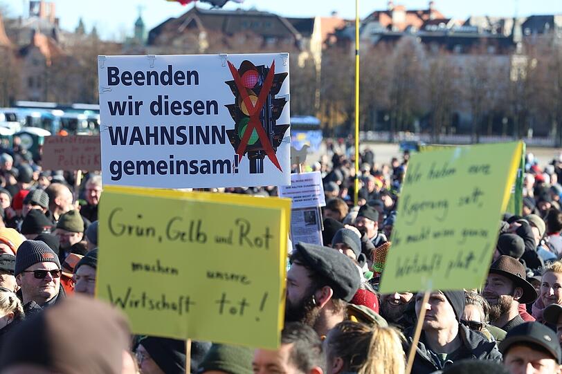 Die Ampel-Regierung wird bei der Demo auf der Theresienwiese hart kritisiert.
