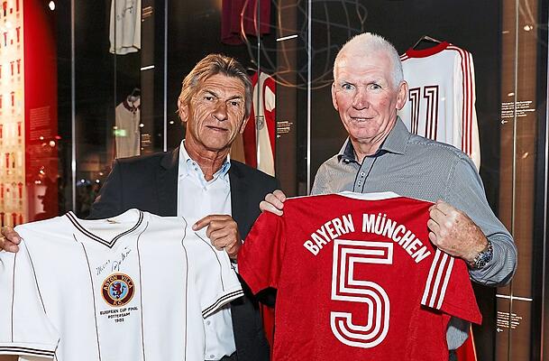 Symbolischer Trikottausch: 2016 sehen sich Klaus Augenthaler (l.) und Aston Villas Peter Withe in der FC Bayern Erlebniswelt wieder.