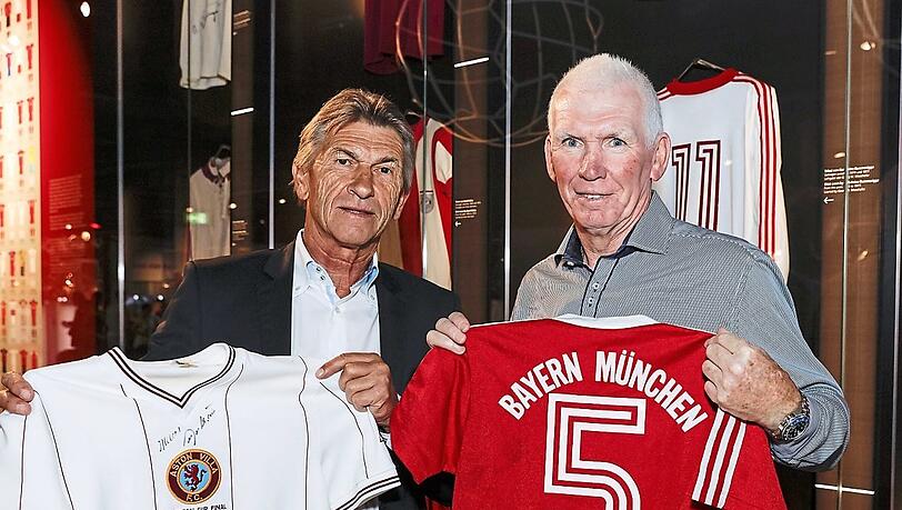 Symbolischer Trikottausch: 2016 sehen sich Klaus Augenthaler (l.) und Aston Villas Peter Withe in der FC Bayern Erlebniswelt wieder. Symbolischer Trikottausch: 2016 sehen sich Klaus Augenthaler (l.) und Aston Villas Peter Withe in der FC Bayern Erlebniswelt wieder.