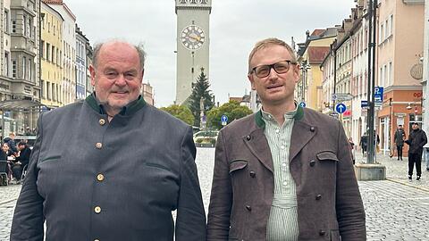 Der Bund Bairische Sprache hat einen neuen Vorsitzenden: Niklas Hilber (rechts) hat das Amt von seinem Vorgänger Sepp Obermeier übernommen. Der ist jetzt Ehrenvorsitzender.