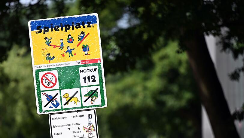 So sehen viele Kölner Spielplatz-Schilder bislang aus - ihre Stunden sind womöglich gezählt. (Archiv)