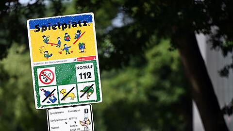 So sehen viele Kölner Spielplatz-Schilder bislang aus - ihre Stunden sind womöglich gezählt. (Archiv)
