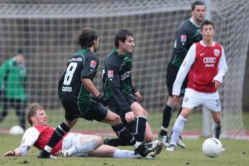 &bdquo;Zecken-Zange&ldquo;: Testspieler Adam Wrzask und Marco Caligiuri (links) stoppen Neuendorf (am Boden).