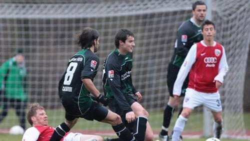 „Zecken-Zange“: Testspieler Adam Wrzask und Marco Caligiuri (links) stoppen Neuendorf (am Boden). „Zecken-Zange“: Testspieler Adam Wrzask und Marco Caligiuri (links) stoppen Neuendorf (am Boden).
