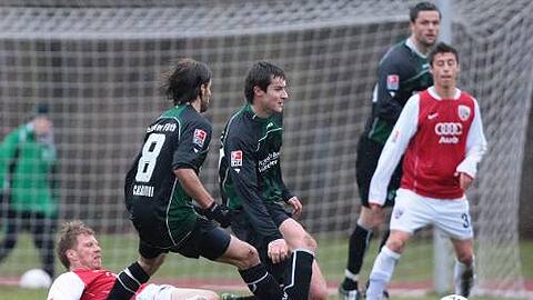 &bdquo;Zecken-Zange&ldquo;: Testspieler Adam Wrzask und Marco Caligiuri (links) stoppen Neuendorf (am Boden).