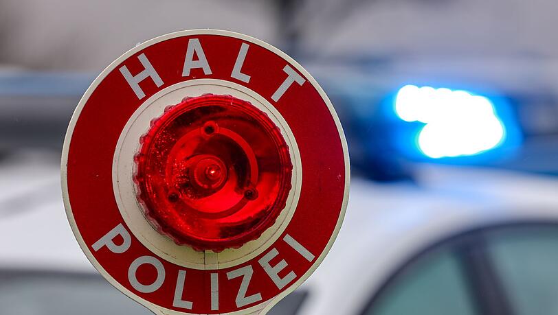 Bei einer Kontrolle stoppte die Polizei einen Transport mit radioaktivem Material. (Symbolbild) Bei einer Kontrolle stoppte die Polizei einen Transport mit radioaktivem Material. (Symbolbild)