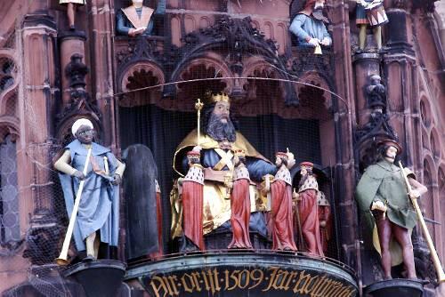 Eine von Nürnbergs bekanntesten Sehenswürdigkeiten: Das Männleinlaufen an der Frauenkirche fehlt in keinem Reiseführer.