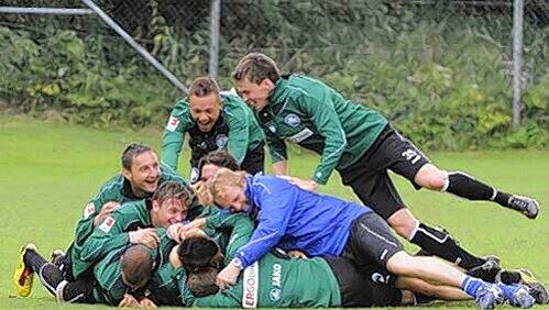Kommt ein Trainer geflogen: Mike Büskens jubelt nach dem internen Testspiel-Erfolg inmitten seiner siegreichen Kicker. Kommt ein Trainer geflogen: Mike Büskens jubelt nach dem internen Testspiel-Erfolg inmitten seiner siegreichen Kicker.