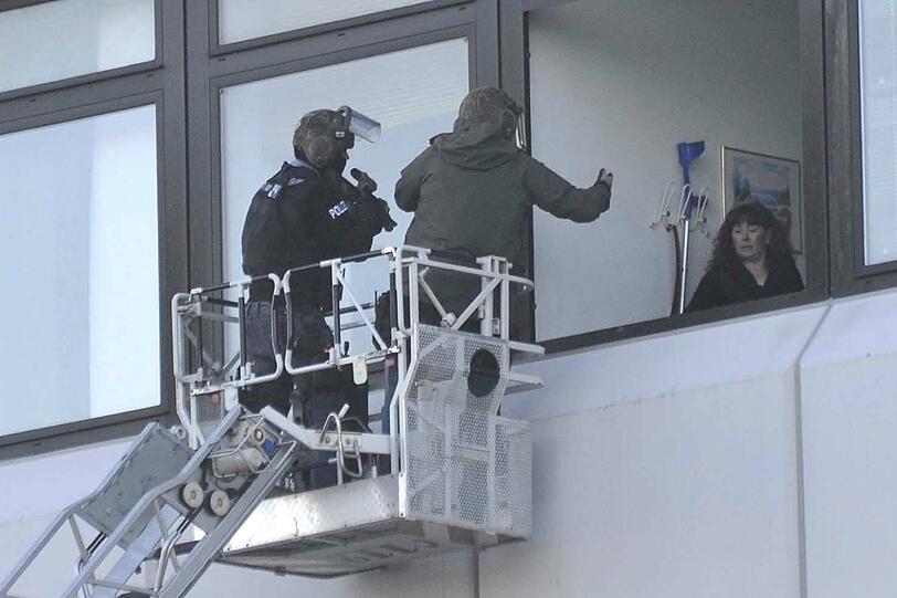 Spektakulärer Polizei-Einsatz in Neuperlach: Ein bewaffneter Mann hatte in einer Praxis Patienten und Arzthelferinnen bedroht und konnte im Laufe des Nachmittags vom SEK überwältigt werden. Das Motiv des 51-Jährigen ist noch unklar - die Bilder.