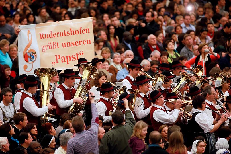 Blasmusikanten aus Ruderatshofen im Allgäu spieln Papst Benedikt XVI. in der Audienzhalle Paolo VI im Vatikan bei seiner voraussichtlich letzten Generalaudienz ein Ständchen. Es ist das erste Mal, dass sich der Pontifex nach seiner historischen Rücktrittankündigung vom Montag den Gläubigen zeigt. Die Bilder.