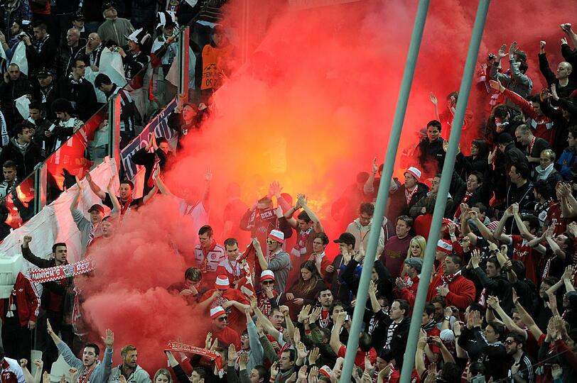... während die Juve-Fans ...