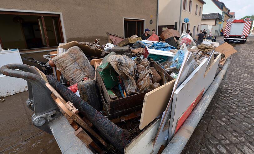 Viele Menschen haben in Grimma ihren kompletten Hausrat verloren. Sofas, Schränke, Tische - alles muss weg.