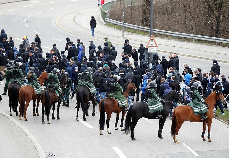 Bengalos, Chinaböller, Flaschenwürfe: FC Bayern II gegen TSV 1860 II: Die Bilder von Aufmarsch der Fans. 1000 Polizei-Beamte sind im Einsatz.