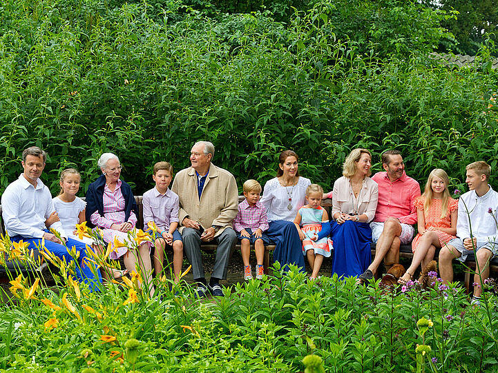 In Mitten der grünen Pracht von Schloss Gravenstein versammelte sich die dänische Königsfamilie zum sommerlichen Gruppenfoto