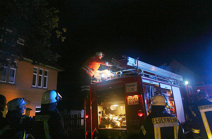 Unbekannte haben in Salzhemmendorf im Landkreis Hameln-Pyrmont (Niedersachsen) einen Brandanschlag auf eine Wohnung von Asylbewerbern verübt.