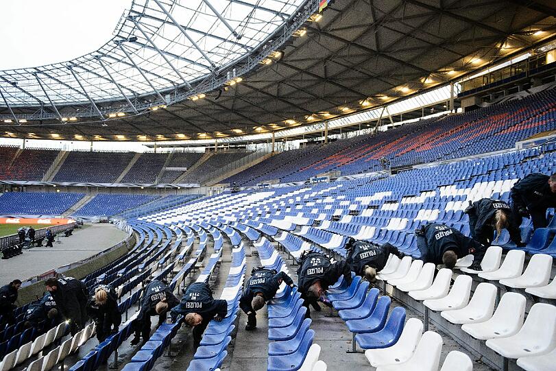 Das Fußball-Länderspiel in Hannover zwischen Deutschland und den Niederlanden ist am Dienstagabend abgesagt worden. Es bestand die Gefahr eines Sprengstoff-Anschlags. "Wir haben konkrete Hinweise gehabt, dass jemand im Stadion einen Sprengsatz zünden wollte", sagte Hannovers Polizeipräsident Volker Kluwe. Die Bilder...