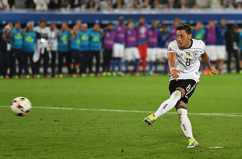 Mesut Özil: Note 4. Klassischer Turnierspieler, der sich steigert, wenn es wirklich wichtig wird. Dennoch hat er bei seiner Klasse mehr drauf. Kein Mitreißer-Typ.