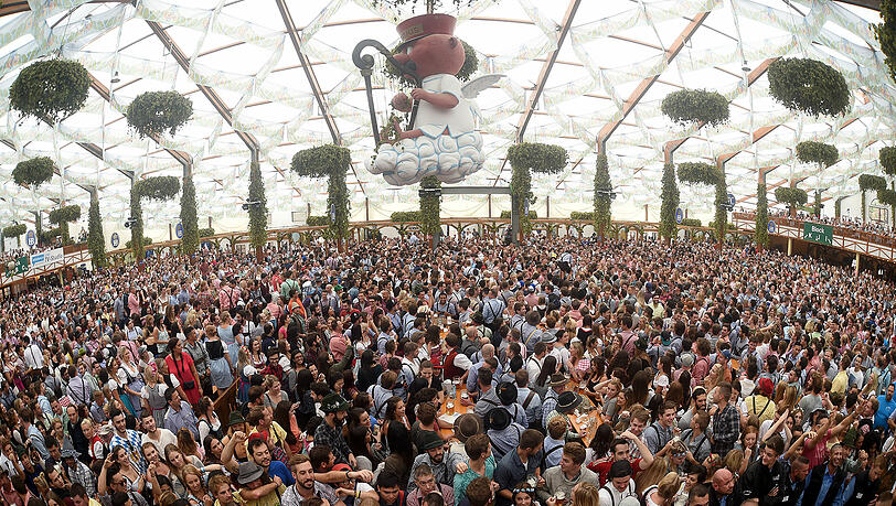 Das Hofbräuzelt auf der Wiesn. Das Hofbräuzelt auf der Wiesn.