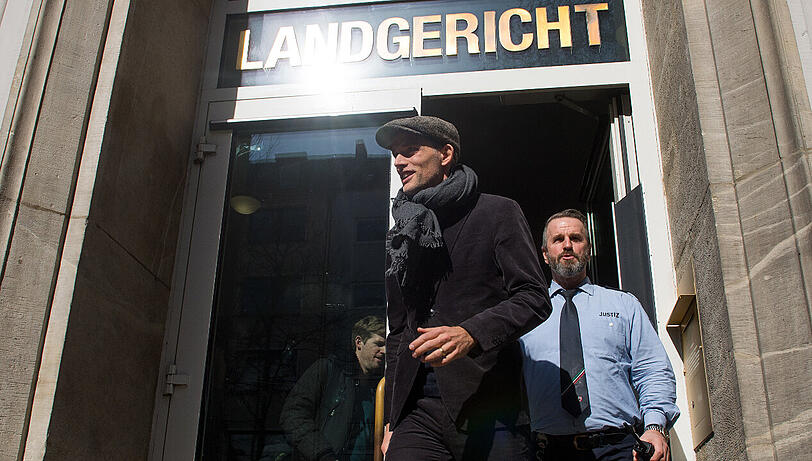 Der frühere BVB-Trainer Thomas Tuchel (links) verlässt nach seiner Zeugenaussage das Landgericht. Im Prozess um den Anschlag auf die Mannschaft von Borussia Dortmund hat das Landgericht mehrere Spieler als Zeugen geladen. Alle saßen im Mannschaftsbus, als um April 2017 drei Sprengsätze detonierten.