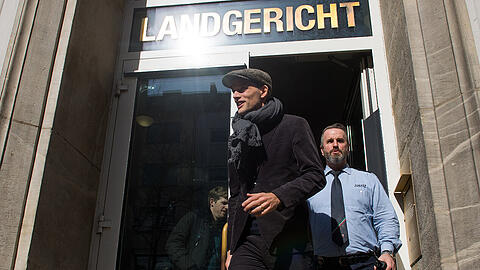 Der frühere BVB-Trainer Thomas Tuchel (links) verlässt nach seiner Zeugenaussage das Landgericht. Im Prozess um den Anschlag auf die Mannschaft von Borussia Dortmund hat das Landgericht mehrere Spieler als Zeugen geladen. Alle saßen im Mannschaftsbus, als um April 2017 drei Sprengsätze detonierten.