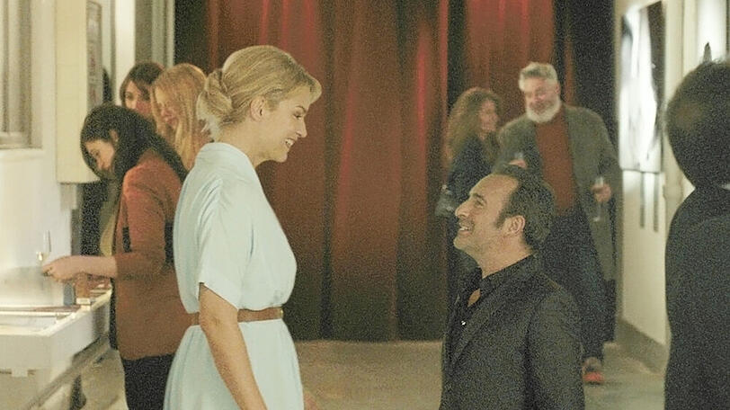 "Mein ziemlich kleiner Freund": Bei einer Ausstellung zeigt sich Diane (Virginie Efira) zum ersten Mal mit Alexandre (Jean Dujardin) in der Öffentlichkeit