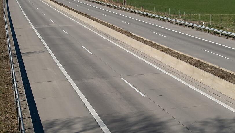 Eine leere Autobahn. (Symbolbild) Eine leere Autobahn. (Symbolbild)