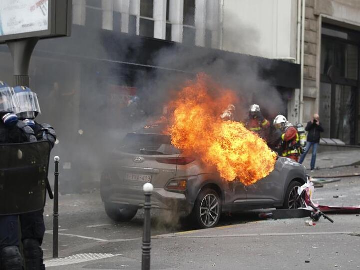 In Paris wurden Läden geplündert, Schaufenster zerschlagen und Autos angezündet.