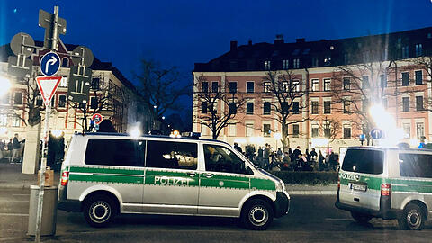 Polizeiwagen stehen am Gärtnerplatz. (Archivbild)
