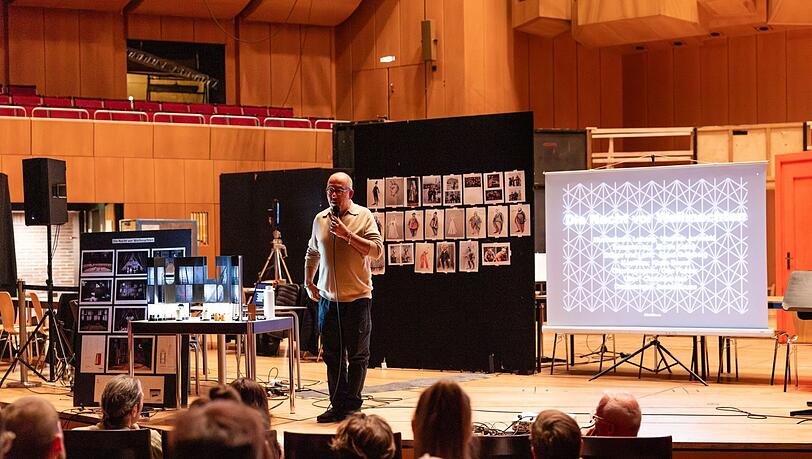 Die ersten Proben fanden wegen Bauarbeiten im Nationaltheater in der Gasteig-Philharmonie statt. Auf dem Foto stellt Barrie Kosky den Mitwirkenden sein Regiekonzept vor.