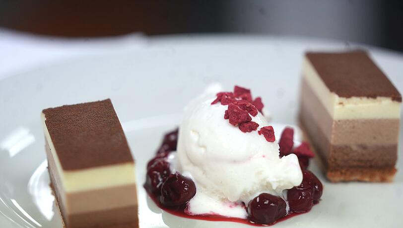 F&uuml;nfter Gang: Schokotrilogie mit Vanillekirschen und Eis vom belgischen Naturjoghurt