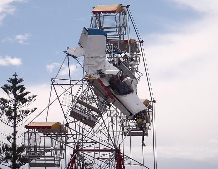 In der australischen Ortschaft Old Bar rammte ein Kleinflugzeug ein Riesenrad. Schwere Verletzungen erlitt zum Glück niemand