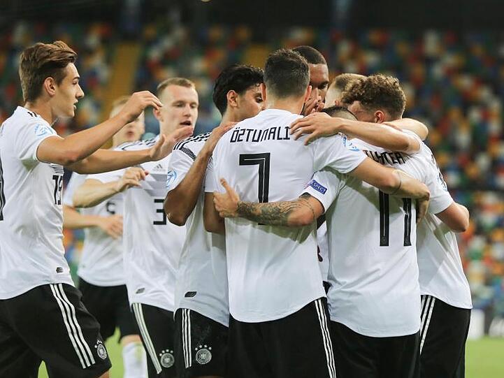 Die deutschen U21-Spieler feiern den zweiten Treffer von Marco Richter.