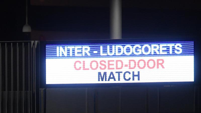 Eine Anzeige im San-Siro-Stadion weist auf den Zuschauerausschluss hin. Das Spiel findet wegen in einem leeren Stadion statt. Eine Anzeige im San-Siro-Stadion weist auf den Zuschauerausschluss hin. Das Spiel findet wegen in einem leeren Stadion statt.