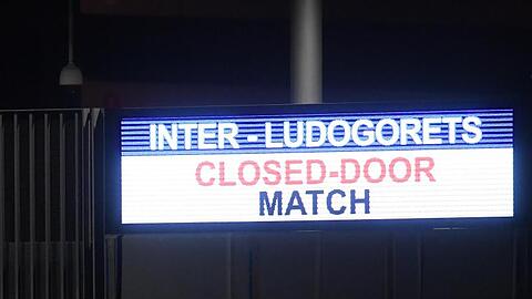 Eine Anzeige im San-Siro-Stadion weist auf den Zuschauerausschluss hin. Das Spiel findet wegen in einem leeren Stadion statt.