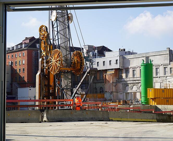 Eine Schlitzfräswand arbeitet sich 60 Meter in die Tiefe.
