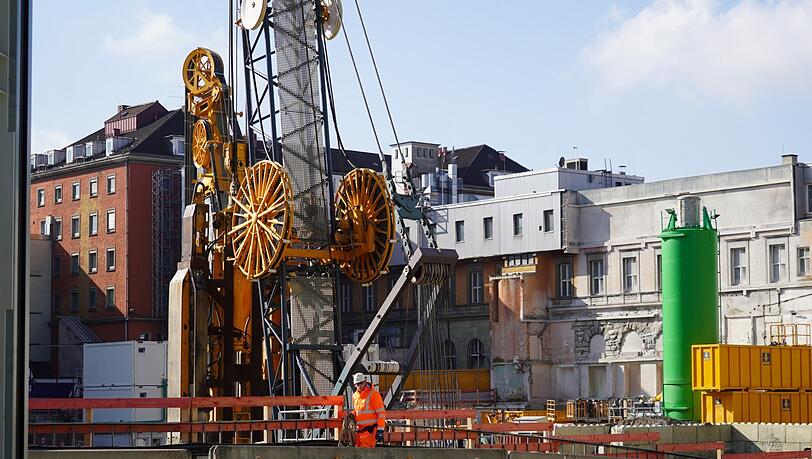 Eine Schlitzfräswand arbeitet sich 60 Meter in die Tiefe. Eine Schlitzfräswand arbeitet sich 60 Meter in die Tiefe.