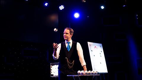 Spielen mit den Träumen der Zuschauer: Alexander Krist auf der Bühne in seinem Kristelli-Palast.