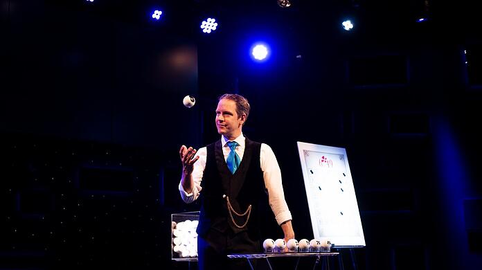 Spielen mit den Träumen der Zuschauer: Alexander Krist auf der Bühne in seinem Kristelli-Palast.