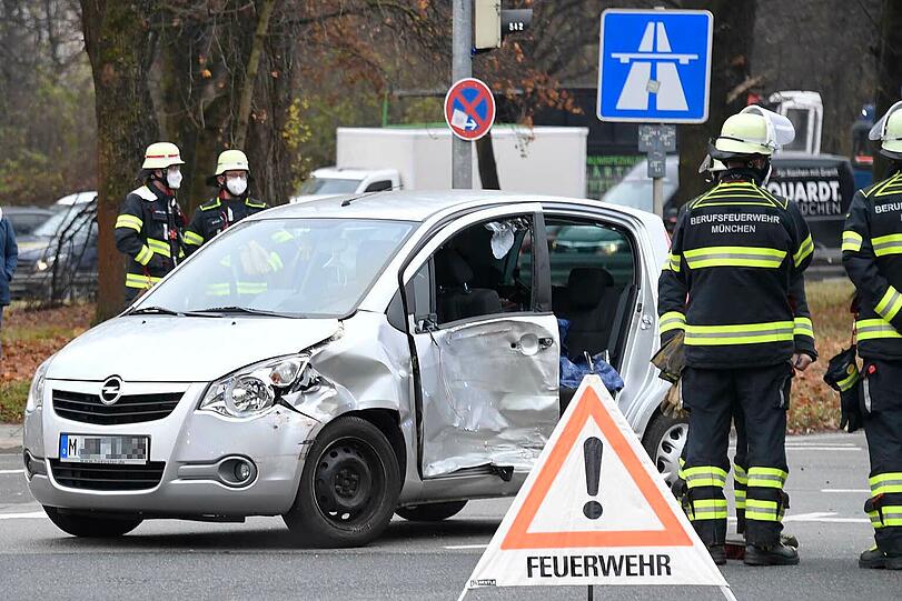 Mit eingeschaltetem Martinshorn und Sirene: Der Rettungswagen der Feuerwehr befand sich auf der Alarmfahrt zu einer Einsatzstelle.