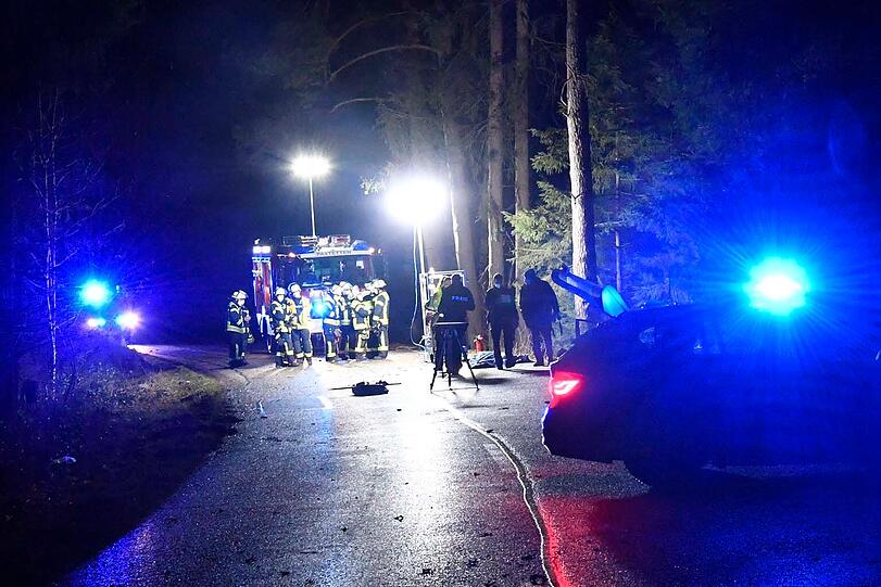 Die Feuerwehr befreite den Mann aus dem Auto.