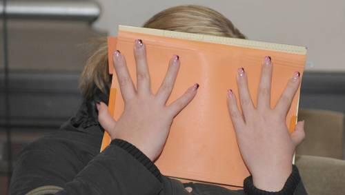Versteckt sich hinter Akten: Die verurteilte Mutter, die ihr Neugeborenes getötet hat. Versteckt sich hinter Akten: Die verurteilte Mutter, die ihr Neugeborenes getötet hat.