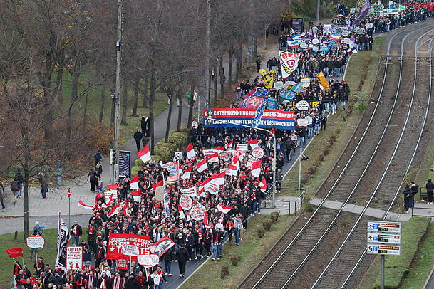 Am 16. November demonstrierten insgesamt rund 8000 Anhänger verschiedenster Klubs gegen die bei der IMK geplanten Verschärfungen der Sicherheitsmaßnahmen in Deutschlands Fußballstadien.