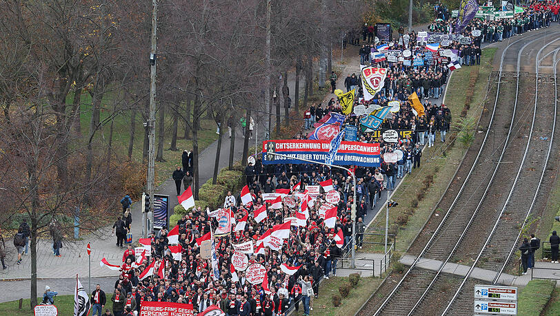 Am 16. November demonstrierten insgesamt rund 8000 Anhänger verschiedenster Klubs gegen die bei der IMK geplanten Verschärfungen der Sicherheitsmaßnahmen in Deutschlands Fußballstadien.